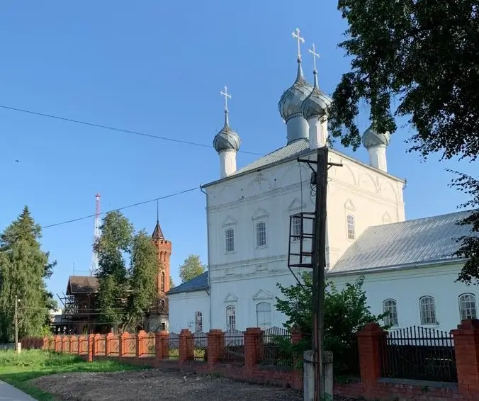 Вязники. Троицкая церковь. За ней – замок с башенками – усадьба фабриканта Сенькова